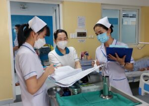 Ngành Hộ sinh có nhu cầu tuyển dụng ổn định tại nhiều bệnh viện, phòng khám và cơ sở chăm sóc sức khỏe, mở ra nhiều cơ hội việc làm cho sinh viên sau khi tốt nghiệp